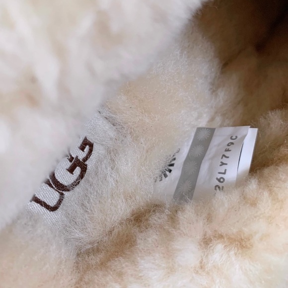 UGG Cluggette Slippers For Outdoor/Indoor Use - Picture 5 of 7